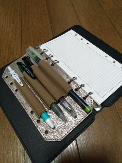 画像1: システム手帳とペンを一緒に持ち歩くためのホルダ－Pen4lder（ペンホルダー）